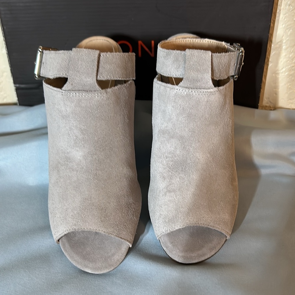 NWT Vionic Heels - Picture 2 of 4